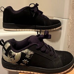 DC Shoes Black Low-Top Skate Sneakers - Size 7